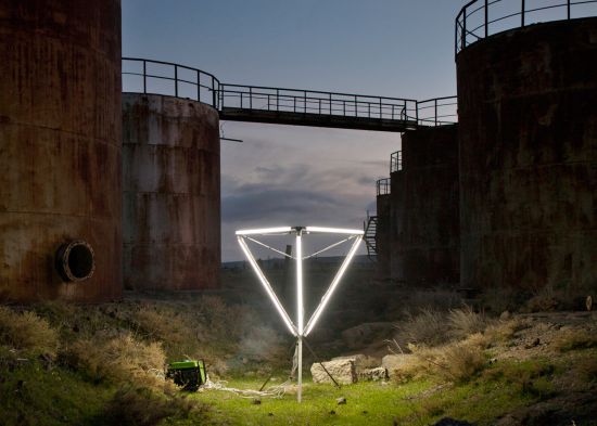 Stahl, Neonleuchten, Stromkabel, benzinbetriebener Stromgenerator, vor Ort fotografiert, 2017 (in Zusammenarbeit mit Lukas Raeber)