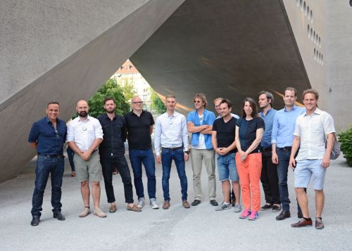Von links nach rechts: Gus Wuestemann, Jørg Himmelreich, Ramon Arpagaus, Sebastian Holzhausen, Elias Baumgarten, Harry van der Meijs, Patrick Schmid, Benjamin Widmer, Lilitt Bollinger, Armon Semadeni, Oliver Menzi und Philippe Jorisch