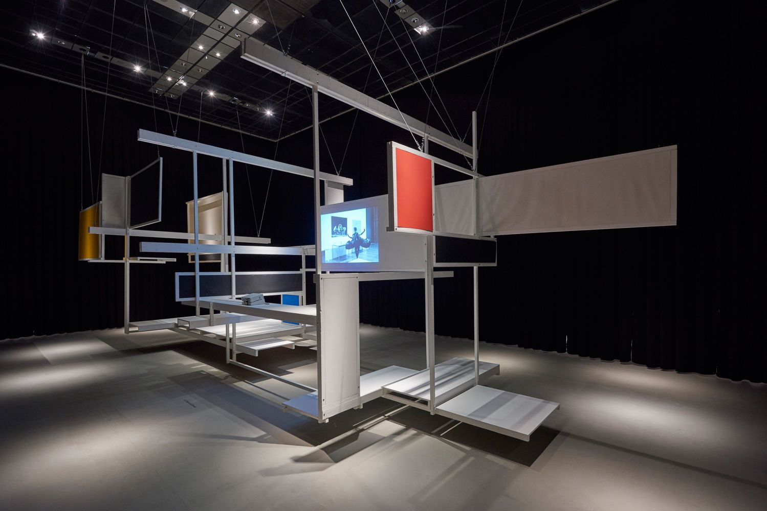 Ausstellungsansicht, Friedrich Kiesler, Raumstadt, 1925/2010. Integriert ist das Videokunstwerk: Lili Reynaud-Dewar, Monsieur Kiesler I am wearing your Endless House. How does it suit me?, 2016. (Foto: Georg Mayer)