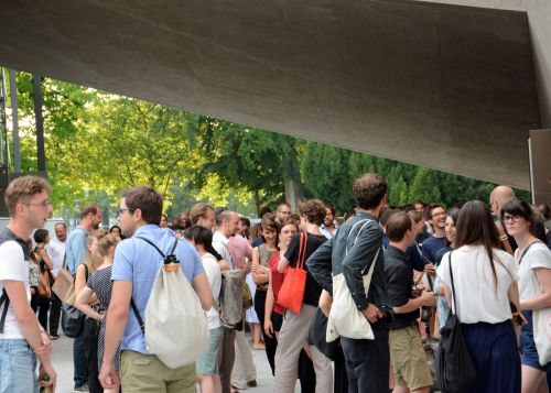 Nach der Veranstaltung wurde der Diskurs im Park fortgesetzt.