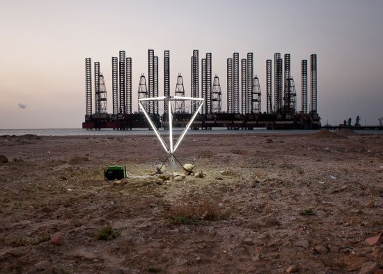 Stahl, Neonleuchten, Stromkabel, benzinbetriebener Stromgenerator, vor Ort fotografiert, 2017 (in Zusammenarbeit mit Lukas Raeber)