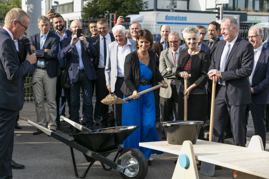 Spatenstich in Schlieren mit Doris Leuthard, Carmen Walker Späh und Stephan Attiger (Foto: bürobureau)