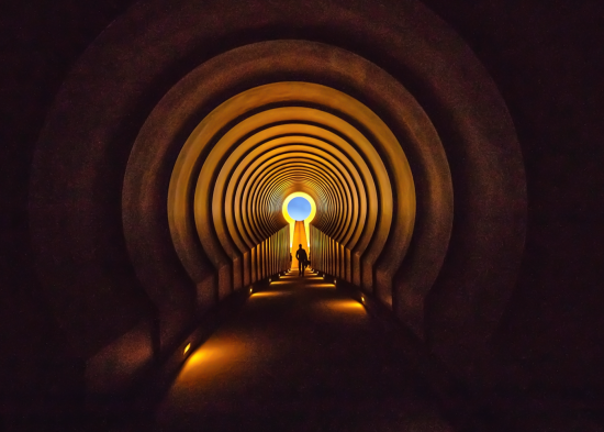 Ein langer Tunnel führt durch den Berg zum East Portal.