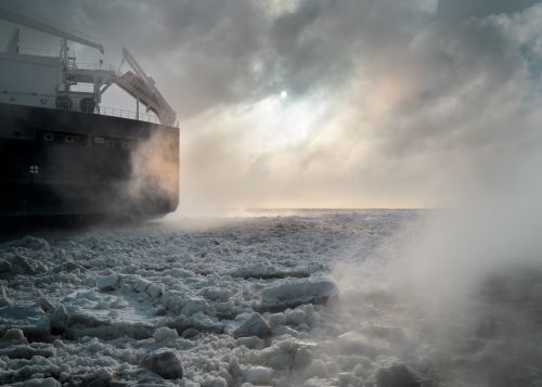 Die Christophe de Margerie ist ein eisfähiger Tanker zum Transport von Flüssiggas. Das Schiff liegt auf diesem Foto im arktischen Hafen von Sabetta in Russland.