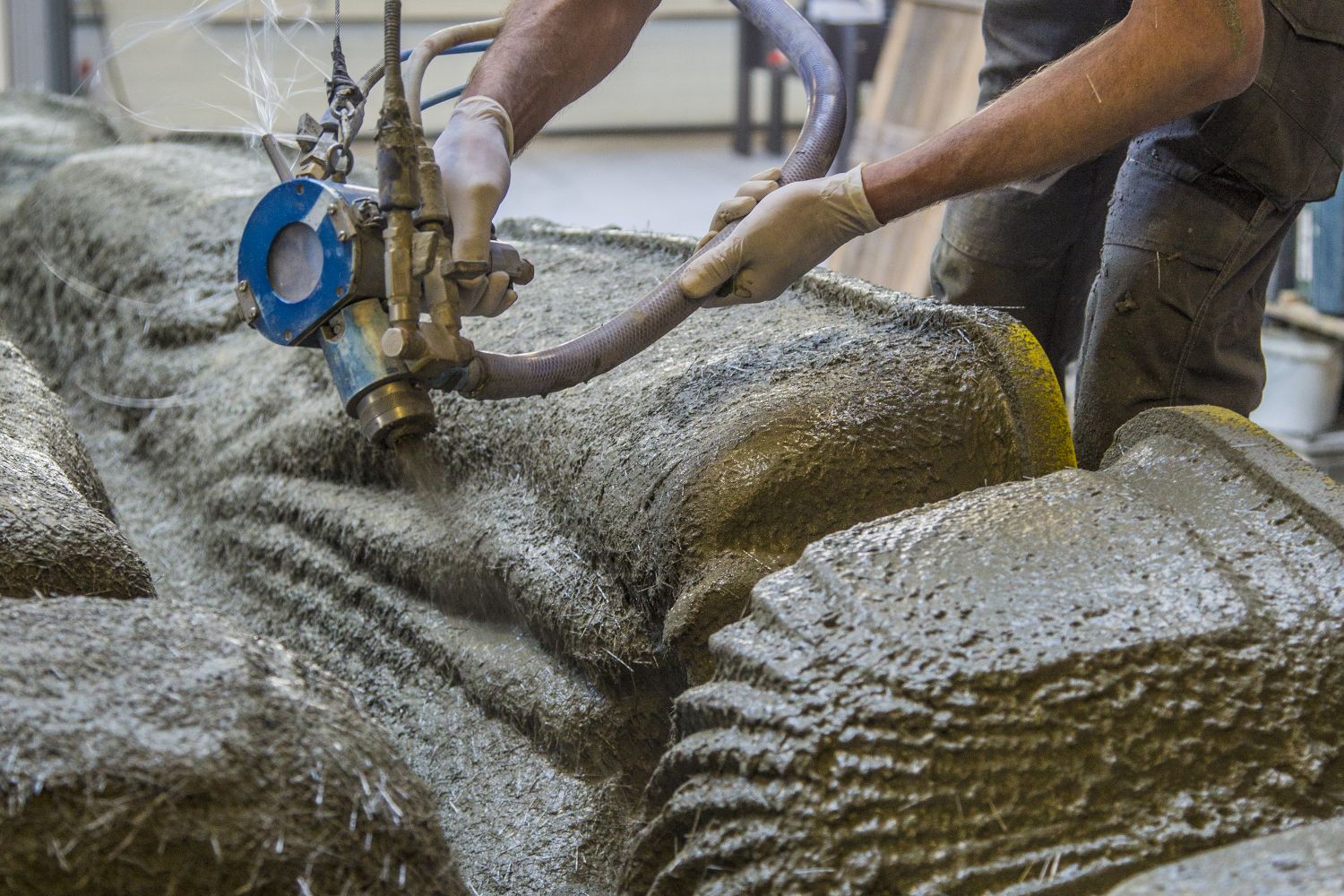 Faserverstärkter Beton wird in mehreren Schichten in die 3D-gedruckte Schalung gespritzt. (Foto: Andrei Jipa)
