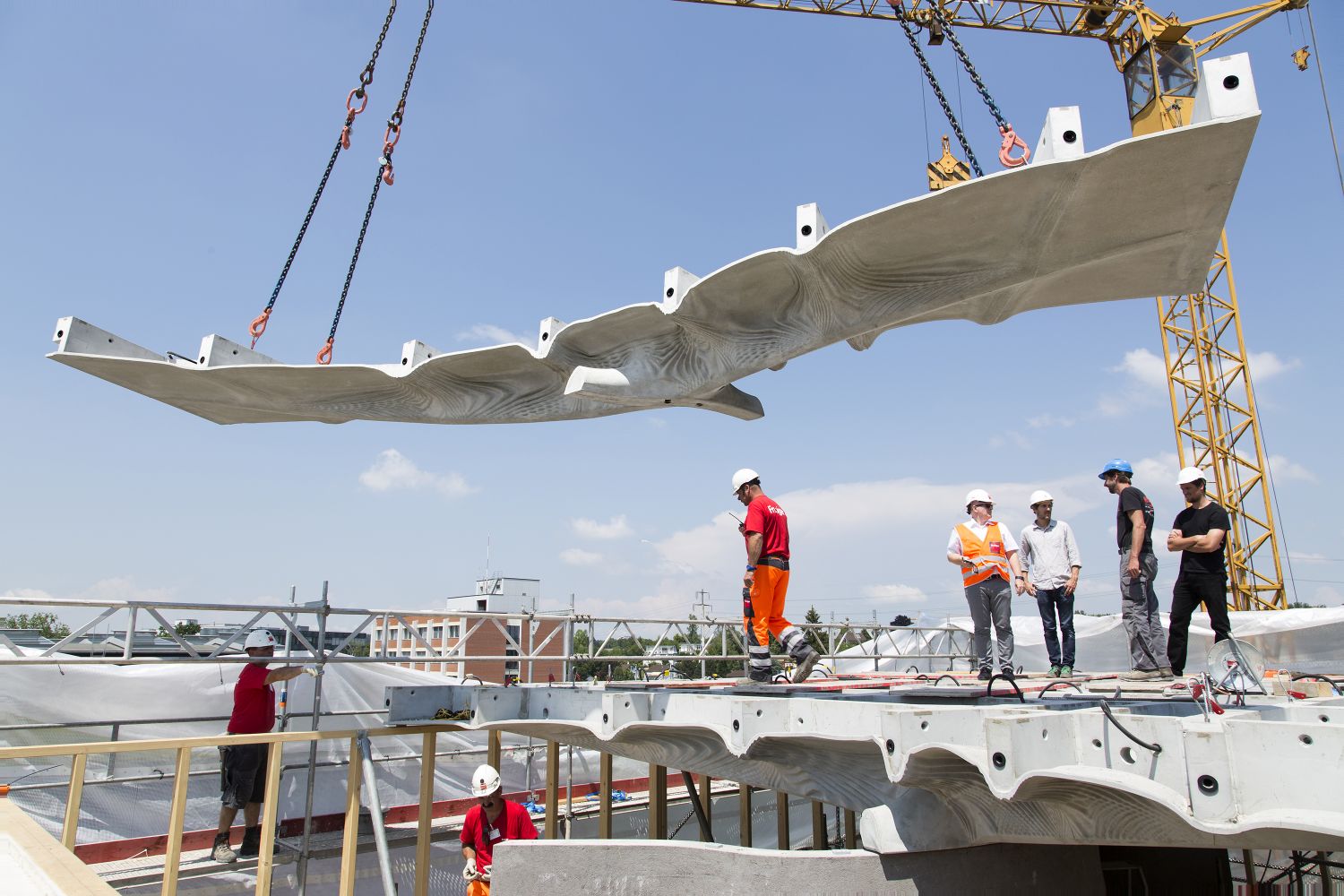 Die Betonelemente werden eingebaut. (Foto: Tom Mundy)